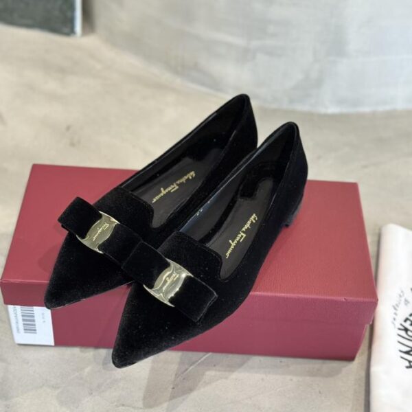 repliche,replica,perfette,siti di,affidabili,migliori siti,dove comprare,1:1,scarpe da ginnastica SF Salvatore Ferragamo Vara Velvet Large Bow Round Toe Golden Plum Blossom Heels (0LSCS)