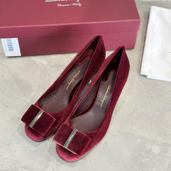 repliche,replica,perfette,siti di,affidabili,migliori siti,dove comprare,1:1,scarpe da ginnastica SF Salvatore Ferragamo Vara Velvet Large Bow Toe Tacco Alto Dorato a Fiore di Prugna (H7QQ9)