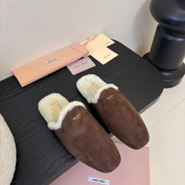 repliche,replica,perfette,siti di,affidabili,migliori siti,dove comprare,1:1,scarpe da ginnastica Le nuove pantofole in vera pelliccia di Miumiu (WMRE3)
