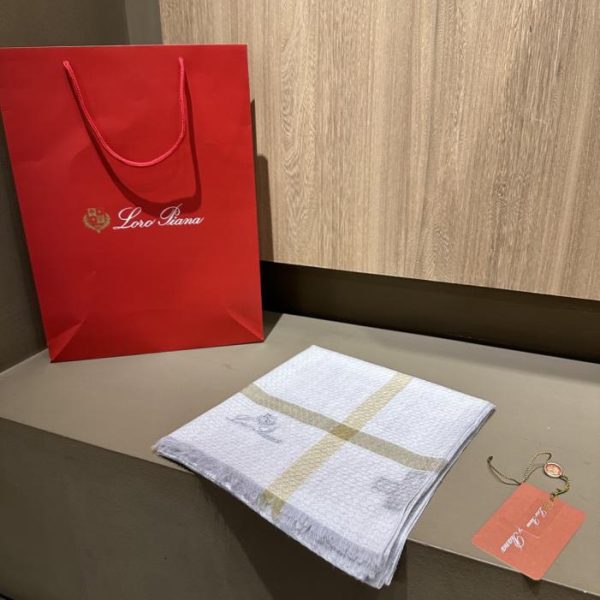 repliche,replica,perfette,siti di,affidabili,migliori siti,dove comprare,1:1,scarpe da ginnastica Fazzoletto Loro Piana, sofisticata combinazione di colori, 100% lana idrosolubile (QO9HZ).