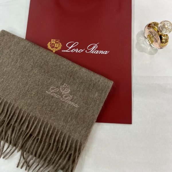 Novità autunno/inverno Loro Piana: sciarpa in cashmere di alta qualità (5VTC5)