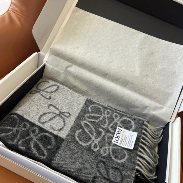repliche,replica,perfette,siti di,affidabili,migliori siti,dove comprare,1:1,scarpe da ginnastica Sciarpa Loewe a scacchiera double-face nera e grigia, versione aggiornata con motivo jacquard con logo semplice ed elegante (N38T4)