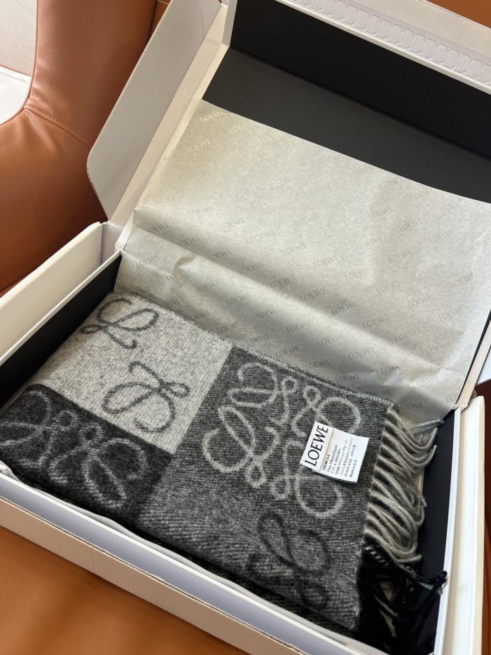 repliche,replica,perfette,siti di,affidabili,migliori siti,dove comprare,1:1,scarpe da ginnastica Sciarpa Loewe a scacchiera double-face nera e grigia, versione aggiornata con motivo jacquard con logo semplice ed elegante (N38T4) repliche,replica,perfette,siti di,affidabili,migliori siti,dove comprare,1:1,scarpe da ginnastica Sciarpa Loewe a scacchiera double-face nera e grigia, versione aggiornata con motivo jacquard con logo semplice ed elegante (N38T4)