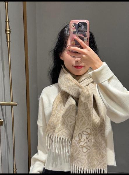 repliche,replica,perfette,siti di,affidabili,migliori siti,dove comprare,1:1,scarpe da ginnastica La nuova sciarpa di Loewe, una sciarpa double-face in lana e cashmere decorata con un motivo jacquard Anagram bicolore, color tè al latte (7J5SK).