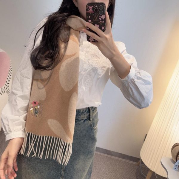 repliche,replica,perfette,siti di,affidabili,migliori siti,dove comprare,1:1,scarpe da ginnastica La delicata sciarpa reversibile di Loewe (TGKLA)