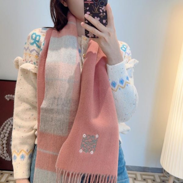 repliche,replica,perfette,siti di,affidabili,migliori siti,dove comprare,1:1,scarpe da ginnastica La delicata sciarpa reversibile di Loewe (HIVGW)
