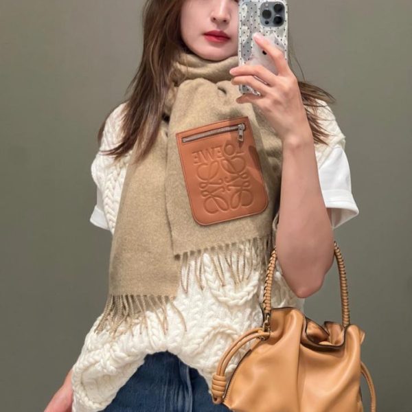 repliche,replica,perfette,siti di,affidabili,migliori siti,dove comprare,1:1,scarpe da ginnastica La delicata sciarpa reversibile di Loewe (813HQ)