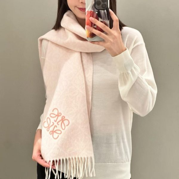 repliche,replica,perfette,siti di,affidabili,migliori siti,dove comprare,1:1,scarpe da ginnastica La nuova sciarpa double-face in lana e cashmere di Loewe presenta un motivo jacquard Anagram a quadri bicolore (DGD0Q).