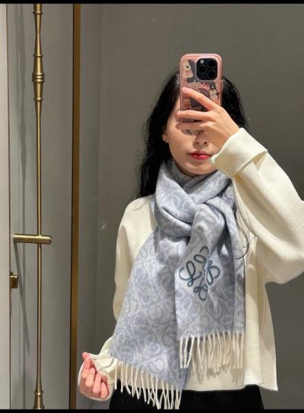 repliche,replica,perfette,siti di,affidabili,migliori siti,dove comprare,1:1,scarpe da ginnastica La nuova sciarpa double-face in lana e cashmere di Loewe presenta un motivo a quadri bicolore in jacquard Anagram (FDAK8).