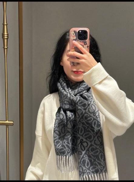 repliche,replica,perfette,siti di,affidabili,migliori siti,dove comprare,1:1,scarpe da ginnastica La nuova sciarpa double-face in lana e cashmere di Loewe presenta un motivo a quadri bicolore con un disegno jacquard anagrammato (FHRBR).