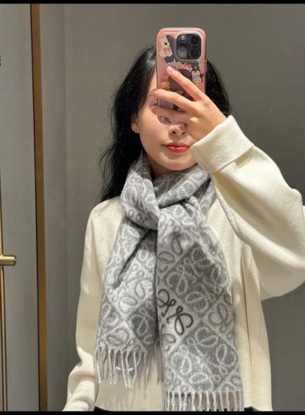 repliche,replica,perfette,siti di,affidabili,migliori siti,dove comprare,1:1,scarpe da ginnastica La nuova sciarpa double-face in lana e cashmere di Loewe è impreziosita da un motivo jacquard Anagram a quadri bicolore (JILS1).