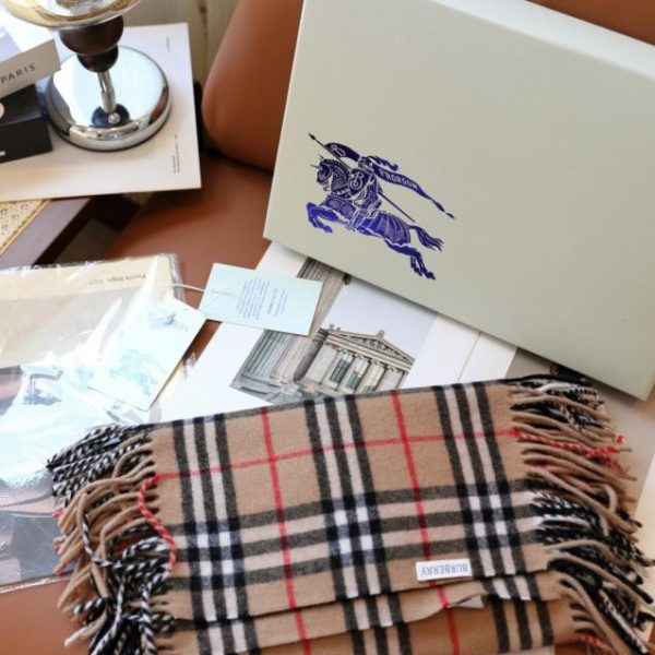 repliche,replica,perfette,siti di,affidabili,migliori siti,dove comprare,1:1,scarpe da ginnastica Sciarpa Burberry in cashmere con grandi nappe (6MV71)