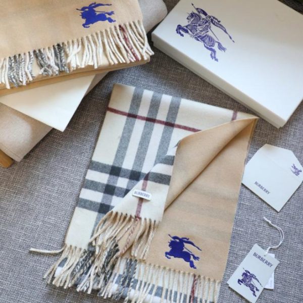 repliche,replica,perfette,siti di,affidabili,migliori siti,dove comprare,1:1,scarpe da ginnastica L’ultima sciarpa double-face in cashmere a quadri di Burberry con ricami, stampe e jacquard (6WOLQ).