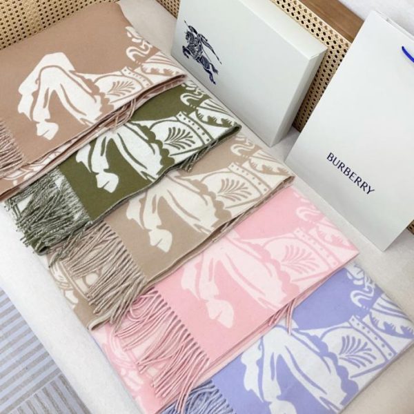Cinque colori per il nuovo mantello jacquard double-face equestre di Burberry (NOLVG)