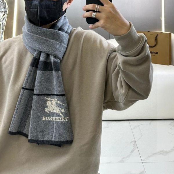 Sciarpa Burberry Premium da uomo con motivo classico a quadri equestri (RHQVL)