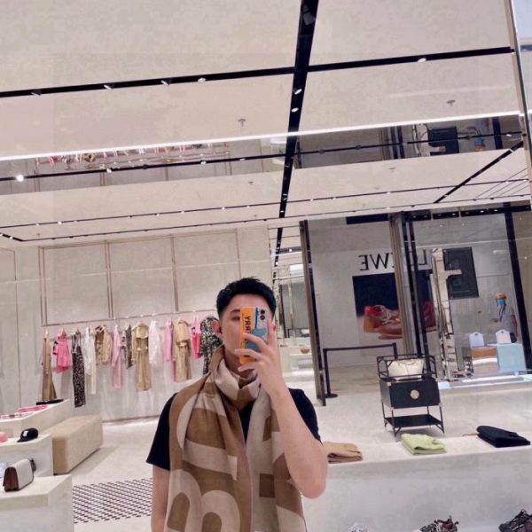 repliche,replica,perfette,siti di,affidabili,migliori siti,dove comprare,1:1,scarpe da ginnastica L’ultima sciarpa in stile boutique di Burberry, realizzata in tessuto tinto in filo a doppio strato di alta qualità e cashmere di seta di prima qualità al 100% (KY0CH).