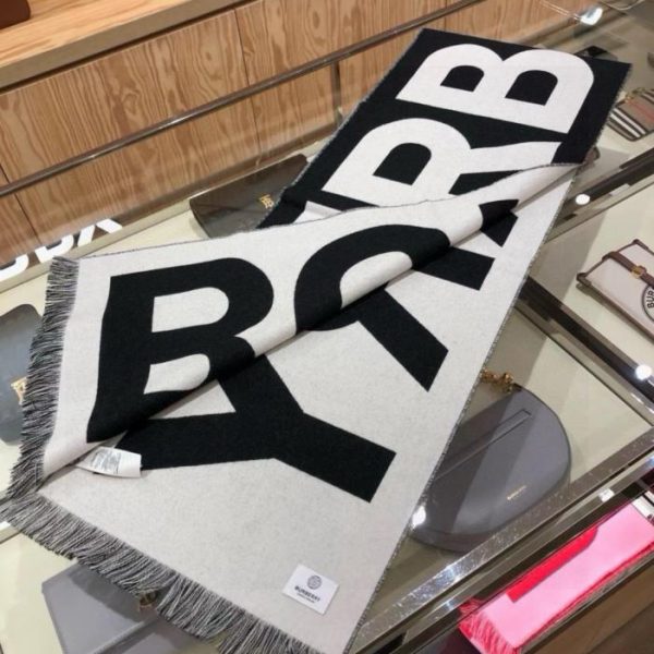 repliche,replica,perfette,siti di,affidabili,migliori siti,dove comprare,1:1,scarpe da ginnastica L’ultima sciarpa in stile boutique di Burberry, realizzata con tessuto tinto in filo a doppio strato di alta qualità e cashmere di seta premium al 100% (O7OTS)