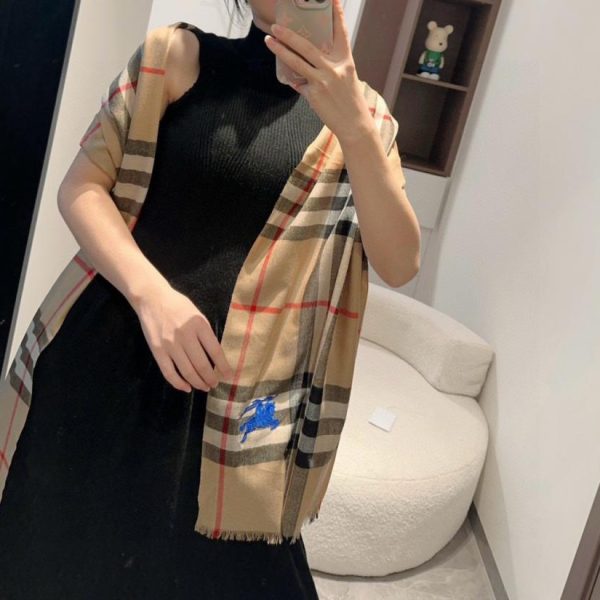repliche,replica,perfette,siti di,affidabili,migliori siti,dove comprare,1:1,scarpe da ginnastica Scialle classico Burberry in cashmere ultra sottile a quadri (QR4F0), lo stesso stile delle boutique.