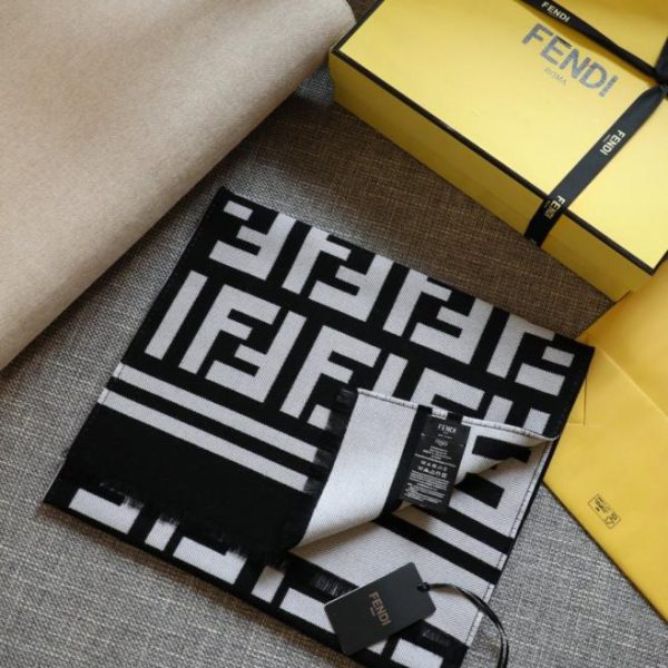 L'ultima sciarpa classica di Fendi (IVBYG)