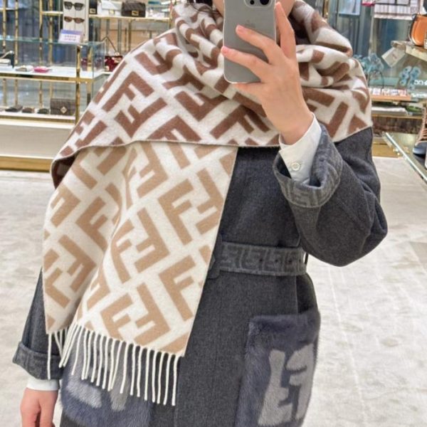 repliche,replica,perfette,siti di,affidabili,migliori siti,dove comprare,1:1,scarpe da ginnastica L’ultima sciarpa originale in cashmere sfumato di Fendi (76 QT)