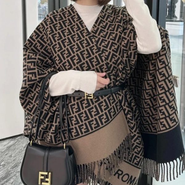 repliche,replica,perfette,siti di,affidabili,migliori siti,dove comprare,1:1,scarpe da ginnastica Mantella/scialle Fendi in edizione limitata, disponibile nelle boutique (EIKN7).