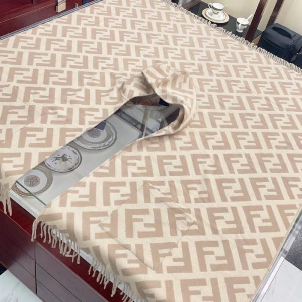 repliche,replica,perfette,siti di,affidabili,migliori siti,dove comprare,1:1,scarpe da ginnastica Disponibile contemporaneamente nelle boutique: mantello/scialle con cappuccio in edizione limitata Fendi (BB747)