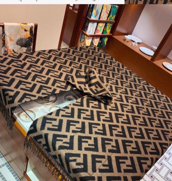 repliche,replica,perfette,siti di,affidabili,migliori siti,dove comprare,1:1,scarpe da ginnastica Disponibile contemporaneamente nelle boutique: mantello/scialle con cappuccio in edizione limitata Fendi (DAF1M)
