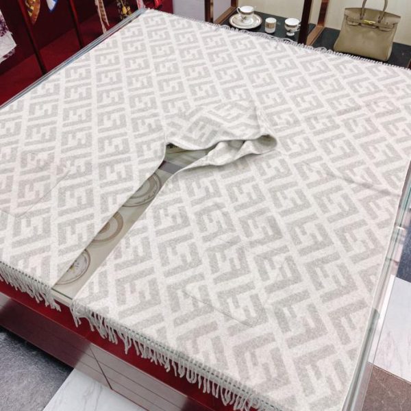 repliche,replica,perfette,siti di,affidabili,migliori siti,dove comprare,1:1,scarpe da ginnastica Disponibile contemporaneamente nelle boutique: mantello/scialle con cappuccio in edizione limitata Fendi (E55H1)