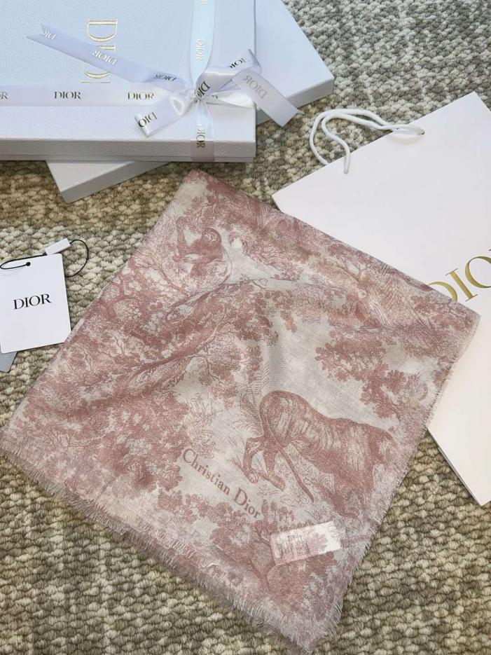 repliche,replica,perfette,siti di,affidabili,migliori siti,dove comprare,1:1,scarpe da ginnastica La nuova sciarpa/scialle in seta e cashmere con motivo giungla UMMO9 di Dior. repliche,replica,perfette,siti di,affidabili,migliori siti,dove comprare,1:1,scarpe da ginnastica La nuova sciarpa/scialle in seta e cashmere con motivo giungla UMMO9 di Dior.
