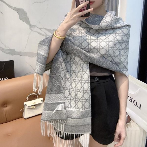 repliche,replica,perfette,siti di,affidabili,migliori siti,dove comprare,1:1,scarpe da ginnastica DIOR (Filo d’argento) Nuova sciarpa in cashmere 100% con motivo Cannage (OEJ4J)
