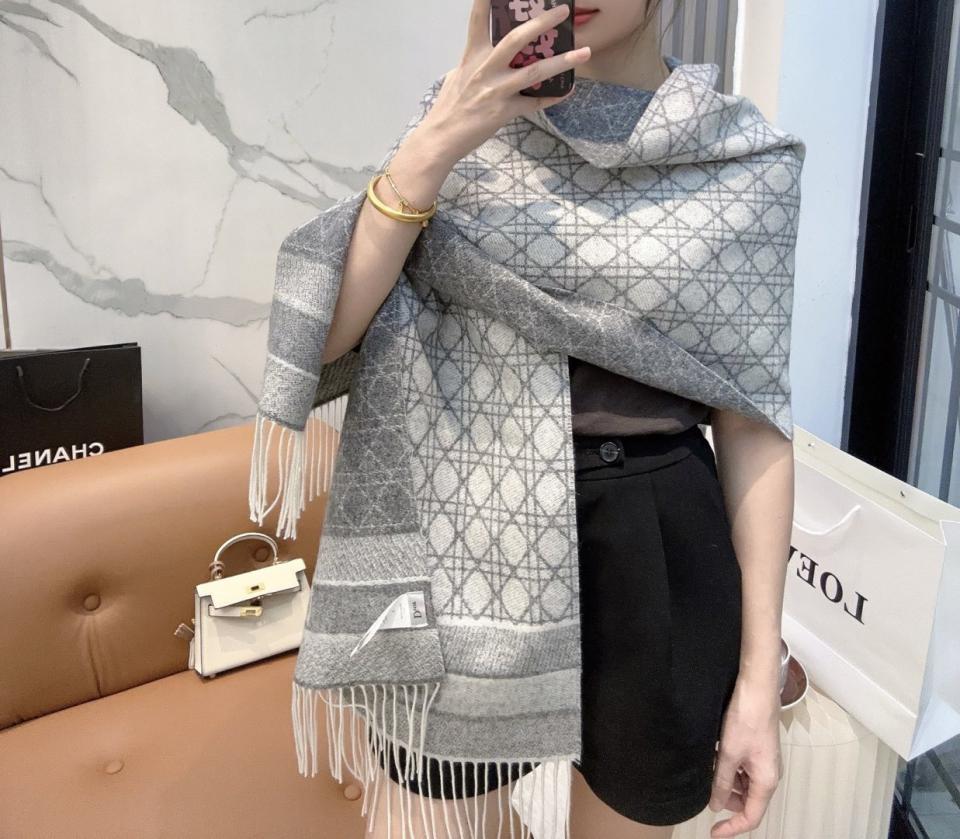 repliche,replica,perfette,siti di,affidabili,migliori siti,dove comprare,1:1,scarpe da ginnastica DIOR (Filo d’argento) Nuova sciarpa in cashmere 100% con motivo Cannage (OEJ4J) repliche,replica,perfette,siti di,affidabili,migliori siti,dove comprare,1:1,scarpe da ginnastica DIOR (Filo d’argento) Nuova sciarpa in cashmere 100% con motivo Cannage (OEJ4J)