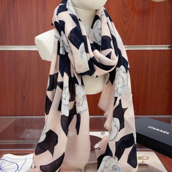 repliche,replica,perfette,siti di,affidabili,migliori siti,dove comprare,1:1,scarpe da ginnastica La nuova sciarpa lunga in cashmere di Chanel (1YDV9)