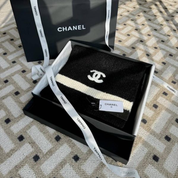 L'ultima collezione di sciarpe intrecciate di CHANEL (AC4U6) è ora disponibile nelle boutique.