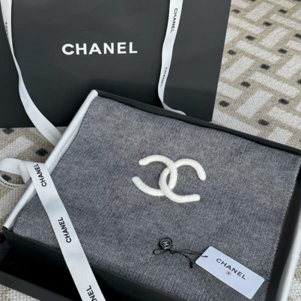 repliche,replica,perfette,siti di,affidabili,migliori siti,dove comprare,1:1,scarpe da ginnastica Sciarpa reversibile trapuntata con ananas Chanel (ARV7D)