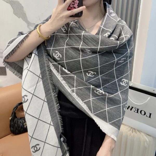 repliche,replica,perfette,siti di,affidabili,migliori siti,dove comprare,1:1,scarpe da ginnastica L’ultimo foulard quadrato in velluto di Chanel presenta un classico motivo a camelia e un elegante stile Coco.