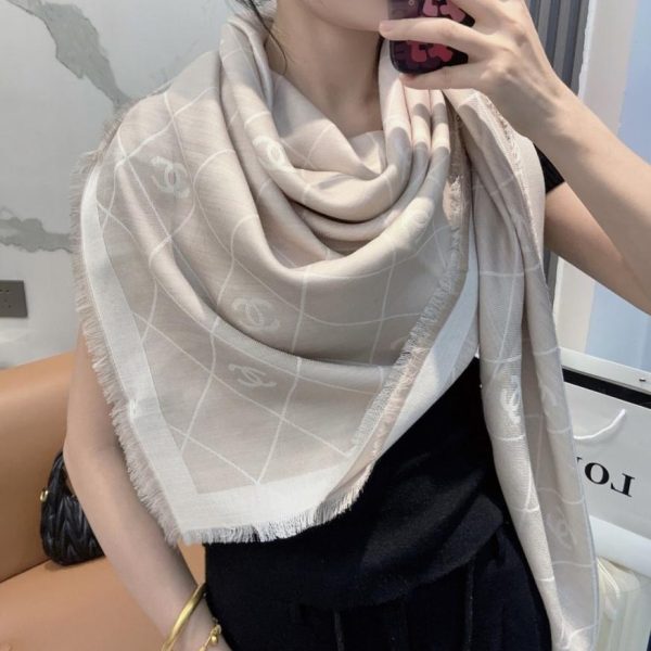 repliche,replica,perfette,siti di,affidabili,migliori siti,dove comprare,1:1,scarpe da ginnastica L’ultimo foulard quadrato in velluto di Chanel presenta un classico motivo a camelia e un elegante stile Coco (V5S8E).