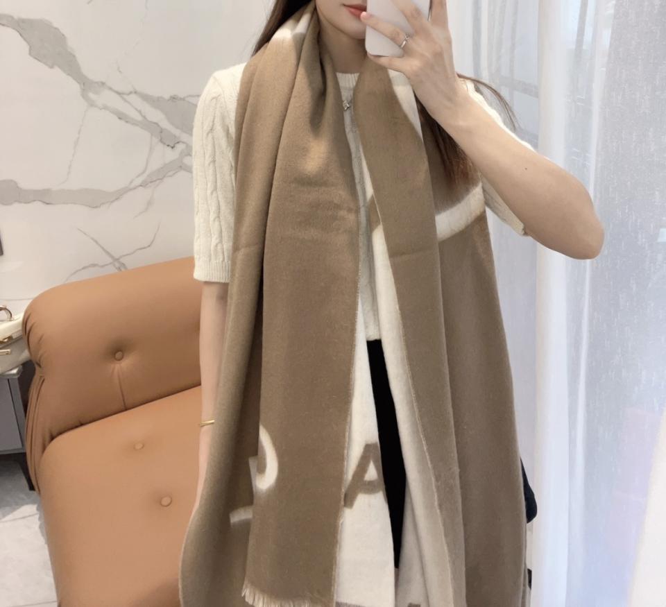repliche,replica,perfette,siti di,affidabili,migliori siti,dove comprare,1:1,scarpe da ginnastica Scialle classico in cashmere Chanel (EE6BN) repliche,replica,perfette,siti di,affidabili,migliori siti,dove comprare,1:1,scarpe da ginnastica Scialle classico in cashmere Chanel (EE6BN)
