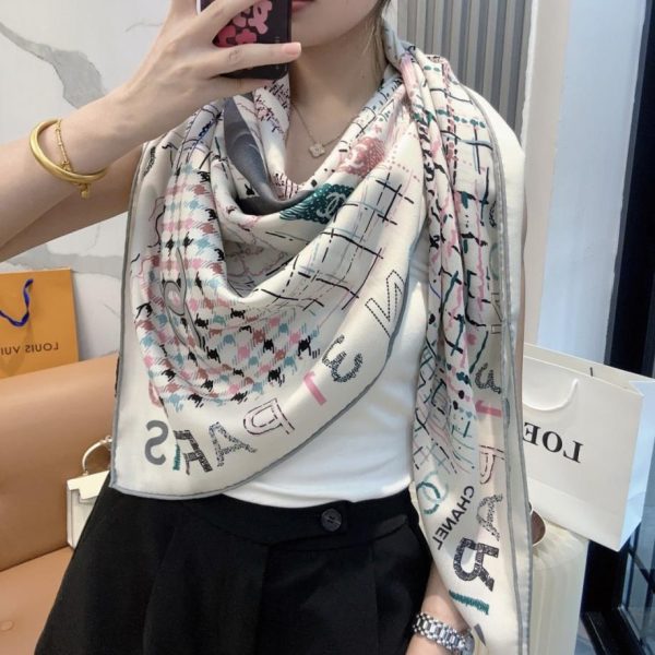 repliche,replica,perfette,siti di,affidabili,migliori siti,dove comprare,1:1,scarpe da ginnastica L’ultimo foulard quadrato in velluto di Chanel, caratterizzato dal classico motivo a camelia e dall’elegante stile Coco (SKG2T).