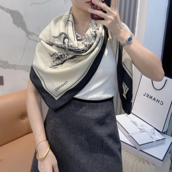 repliche,replica,perfette,siti di,affidabili,migliori siti,dove comprare,1:1,scarpe da ginnastica L’ultima sciarpa di velluto di Chanel presenta un classico motivo a camelia e un elegante stile Coco (THCDL).