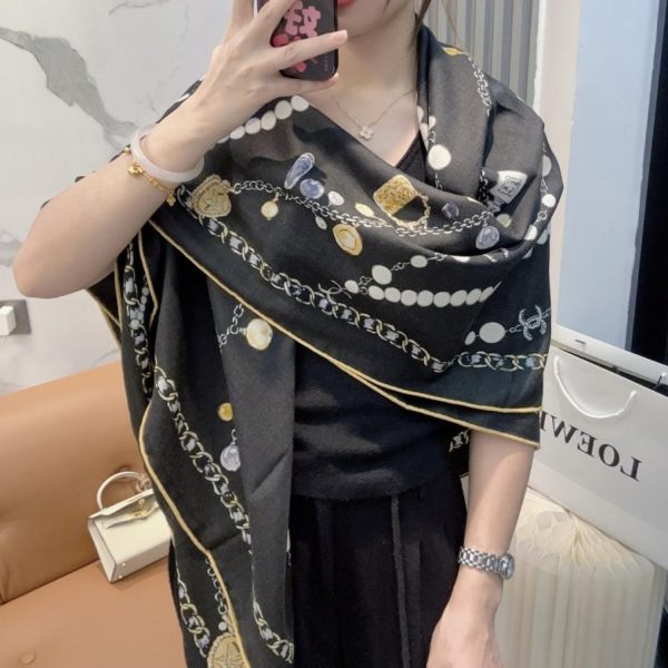 Collana di perle CHANEL e fazzoletto di velluto di seta (RL676)