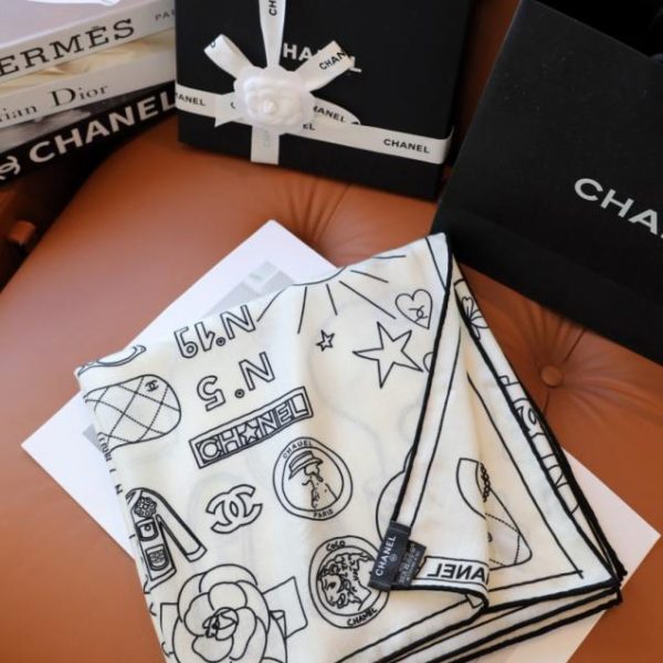 Nuovo fazzoletto in seta e cashmere Chanel con elementi classici della borsa (BHFKX)