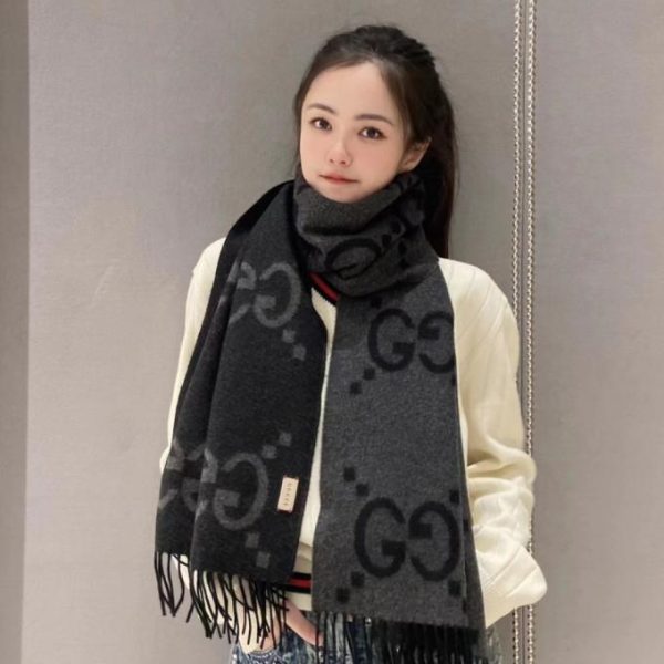 repliche,replica,perfette,siti di,affidabili,migliori siti,dove comprare,1:1,scarpe da ginnastica L’ultima classica sciarpa con nappa jacquard a doppia G di GUCCI (GQ15B)