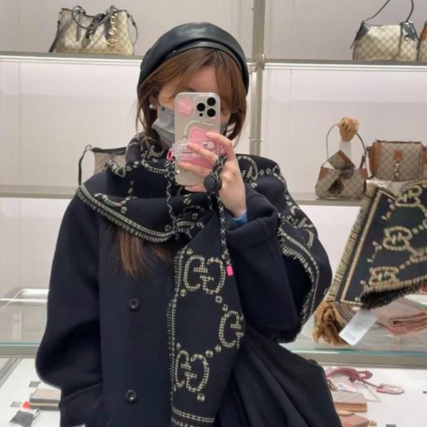repliche,replica,perfette,siti di,affidabili,migliori siti,dove comprare,1:1,scarpe da ginnastica Sciarpa in lana e seta con lettere in stile Gucci (3VA1D)