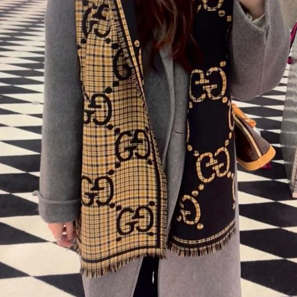repliche,replica,perfette,siti di,affidabili,migliori siti,dove comprare,1:1,scarpe da ginnastica Sciarpa in lana e seta con lettere in stile Gucci (MEVIS)