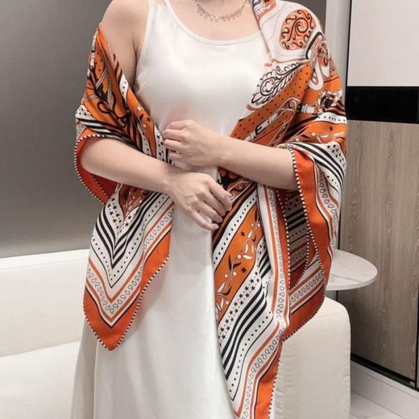 repliche,replica,perfette,siti di,affidabili,migliori siti,dove comprare,1:1,scarpe da ginnastica Scialle reversibile Hermès Amazonian Celebration in seta e lana tono su tono, misto cashmere e seta con bordo arrotolato a mano (LM9WU)