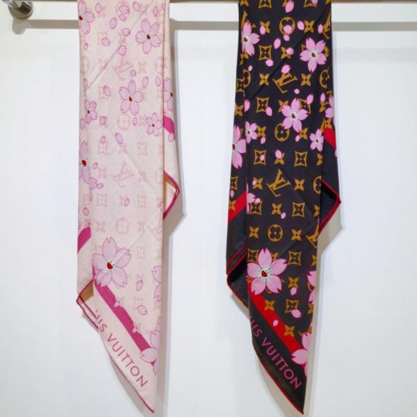 repliche,replica,perfette,siti di,affidabili,migliori siti,dove comprare,1:1,scarpe da ginnastica LV x TM “Cherry Blossom” RLV 47, reversibile, stesso colore, 140x140cm, cashmere + seta (2MH8Y)