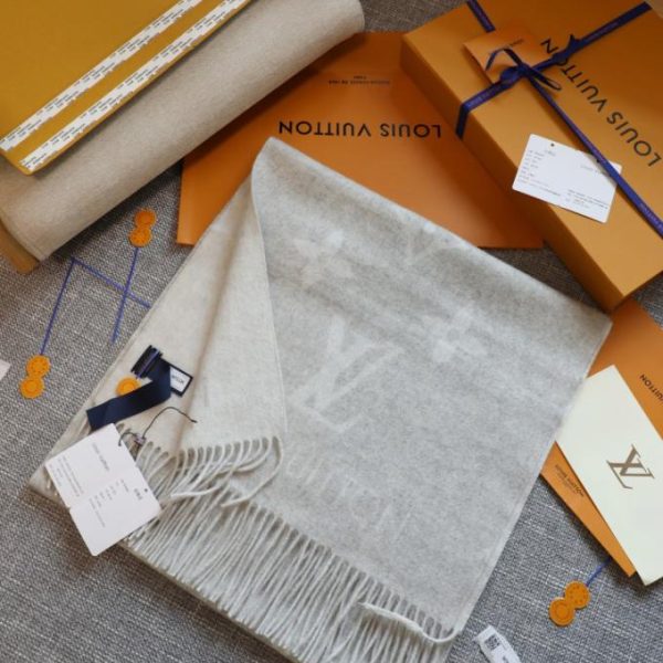 repliche,replica,perfette,siti di,affidabili,migliori siti,dove comprare,1:1,scarpe da ginnastica Sciarpa realizzata artigianalmente secondo la tradizione LV, spessa e calda, con cuciture overlock su entrambi i lati per evitare che si sfilacci (J9M1A)