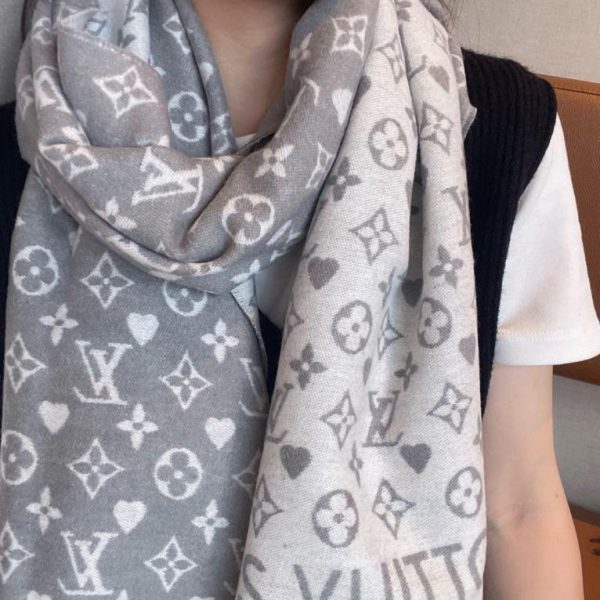 repliche,replica,perfette,siti di,affidabili,migliori siti,dove comprare,1:1,scarpe da ginnastica Sciarpa in cashmere LV in edizione limitata con piccolo logo classico e motivo a cuore intero (2ATWB)