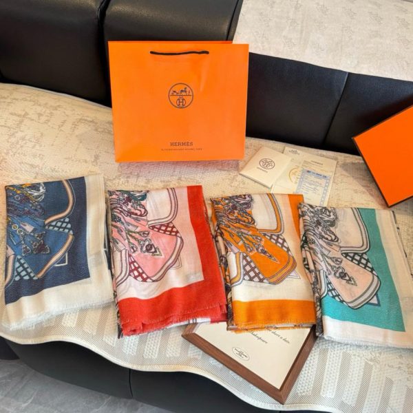 repliche,replica,perfette,siti di,affidabili,migliori siti,dove comprare,1:1,scarpe da ginnastica Sciarpa lunga in cashmere con filo d’argento Louis Vuitton, stesso stile delle boutique, classico motivo Monogram (28 GOE).