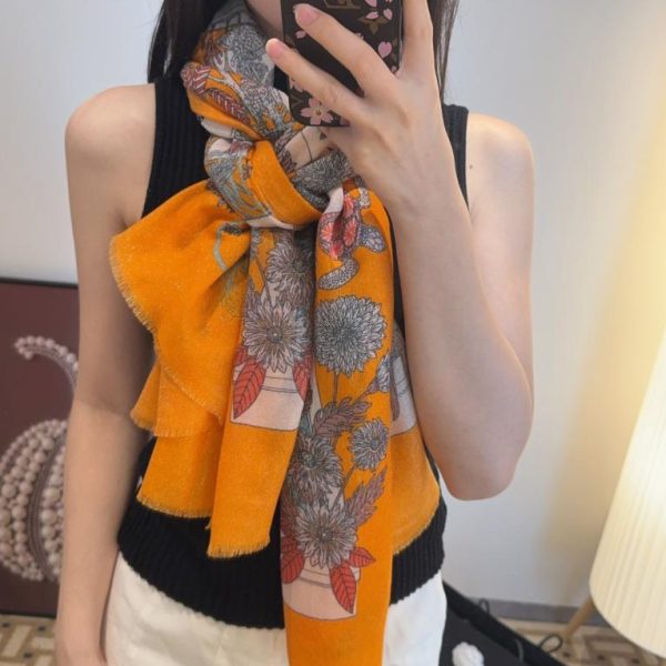 repliche,replica,perfette,siti di,affidabili,migliori siti,dove comprare,1:1,scarpe da ginnastica Sciarpa lunga in cashmere con filo d’argento Louis Vuitton, stesso stile delle boutique, classico motivo Monogram (M1ZOV).